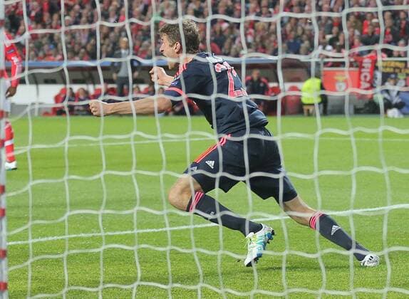 Thomas MUELLER, MÜLLER, FCB 25 Torschuss, schiesst das Tor zum 1-2 Torjubel, Jubel nach dem Tor BENFICA LISSABON - FC BAYERN MUENCHEN Quarterfinal, Football UEFA Champions League, Lissabon, 13.04.2016 CL Saison 2015 2016