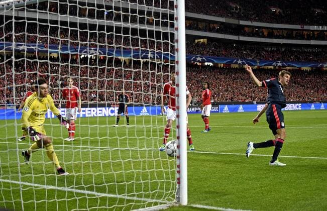 13.04.2016, Fussball Championsleague 2015 2016, Viertelfinale Rückspiel, FC Benfica Lissabon - Bayern München, Torschuss von Thomas Müller (FC Bayern München) zum 2:1, li: Torwart Ederson (Benfica Lissabon). 