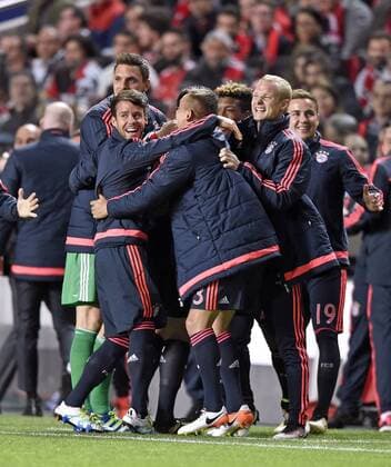 Bilder des Tages - SPORT 13.04.2016, Fussball Championsleague 2015 2016, Viertelfinale Rückspiel, FC Benfica Lissabon - Bayern München, Jubel der Bayern-bank nach dem 2:1 re: Sebastian Rode (FC Bayern München). 