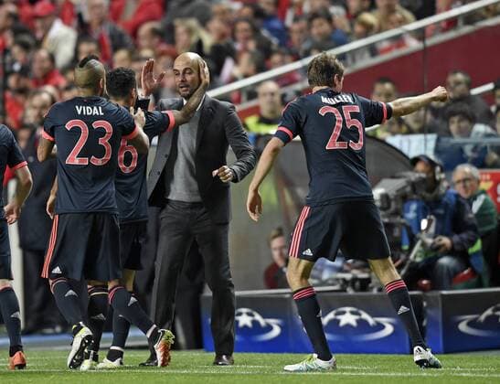 13.04.2016, Fussball Championsleague 2015 2016, Viertelfinale Rückspiel, FC Benfica Lissabon - Bayern München, Thiago (FC Bayern München) streicht Trainer Pep Guardiola (FC Bayern München) beim Jubel nach dem 2:1 über den Kopf. 