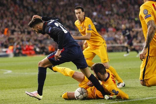 13.04.2016. Madrid, Spain. Yannick Carrasco (21) Atletico de Madrid slides Gerard Pique Bernabeu (3) FC Barcelonar .UCL Champions League between Atletico de Madrid and FC Barcelona Barca at the Vicente Calderon stadium in Madrid, Spain, April 13, 2016 . xEnriquexdexlaxFuentex  ActionPlus11727750