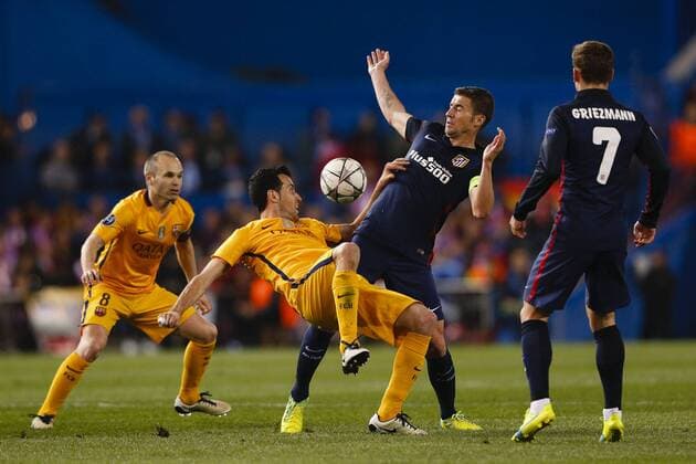 Bilder des Tages - SPORT 13.04.2016. Madrid, Spain. Sergio Busquets i Burgos (5) FC Barcelona Barca and. Grabiel Fenandez Arenas (14) Atletico de Madrid. UCL Champions League between Atletico de Madrid and FC Barcelona at the Vicente Calderon stadium in Madrid, Spain, April 13, 2016 . xEnriquexdexlaxFuentex  ActionPlus11727754