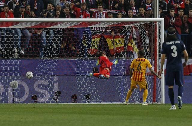 Atletico de Madrid French forward Antoine Griezmann scores a goal during a Champions League quarter final second leg match between Atletico de Madrid and FC Barcelona Barca at Vicente Calderon stadium in Madrid, Spain, 13 April 2016. ATLETICO MADRID VS BARCELONA !ACHTUNG: NUR REDAKTIONELLE NUTZUNG!  MAD059 20160413-635961838041311609