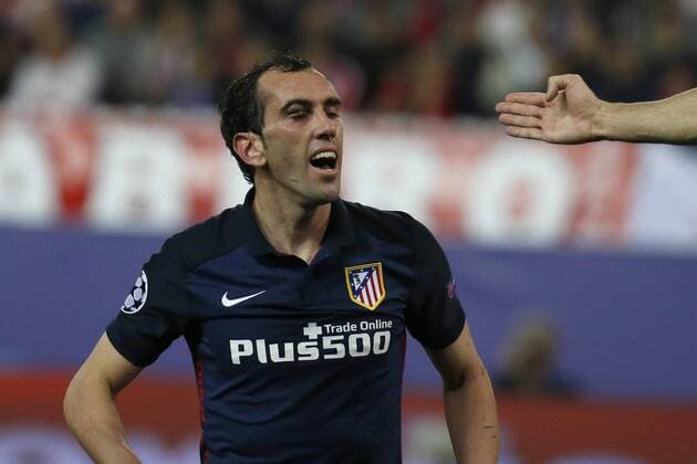 Bilder des Tages - SPORT Atletico de Madrid Uruguayan defense Diego Godin after being hit by his FC Barcelona Barca compatriot forward Luis Suarez during a Champions League quarter final second leg match between Atletico de Madrid and FC Barcelona at Vicente Calderon stadium in Madrid, Spain, 13 April 2016. ATLETICO MADRID VS BARCELONA !ACHTUNG: NUR REDAKTIONELLE NUTZUNG!  MAD060 20160413-635961838090139609