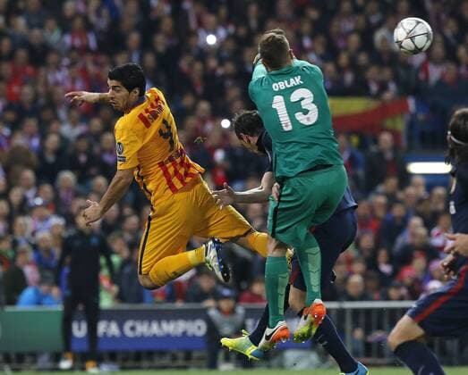 Atletico de Madrid goalkeeper Oblak (R) and FC Barcelona Barca Uruguayan forward Luis Suarez fight for the ball during a Champions League quarter final second leg match between Atletico de Madrid and FC Barcelona at Vicente Calderon stadium in Madrid, Spain, 13 April 2016. ATLETICO MADRID VS BARCELONA !ACHTUNG: NUR REDAKTIONELLE NUTZUNG!  MAD064 20160413-635961844277099609
