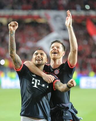 Schlussjubel Arturo VIDAL, FCB 23 Xabi ALONSO, FCB 14 BENFICA LISSABON - FC BAYERN MUENCHEN Quarterfinal, Football UEFA Champions League, Lissabon, 13.04.2016 CL Saison 2015 2016