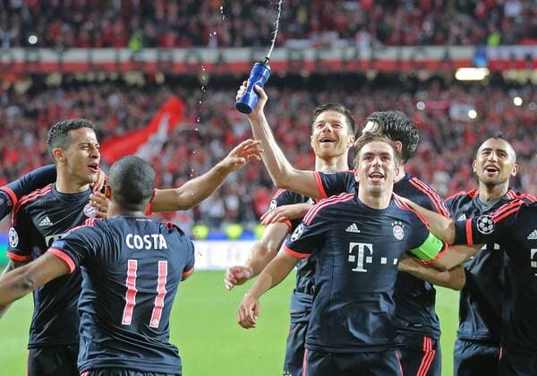 Schlussjubel Jubel Philipp Lahm (FCB 21) Xabi ALONSO, FCB 14 Thiago ALCANTARA, FCB 6 BENFICA LISSABON - FC BAYERN MUENCHEN Quarterfinal, Football UEFA Champions League, Lissabon, 13.04.2016 CL Saison 2015 2016