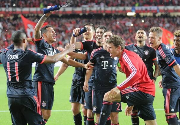 Schlussjubel Jubel Thomas MUELLER, MÜLLER, FCB 25 Philipp Lahm (FCB 21) Thiago ALCANTARA, FCB 6 Arturo VIDAL, FCB 23 Joshua KIMMICH, FCB 32 Javi MARTINEZ, FCB 8 BENFICA LISSABON - FC BAYERN MUENCHEN Quarterfinal, Football UEFA Champions League, Lissabon, 13.04.2016 CL Saison 2015 2016