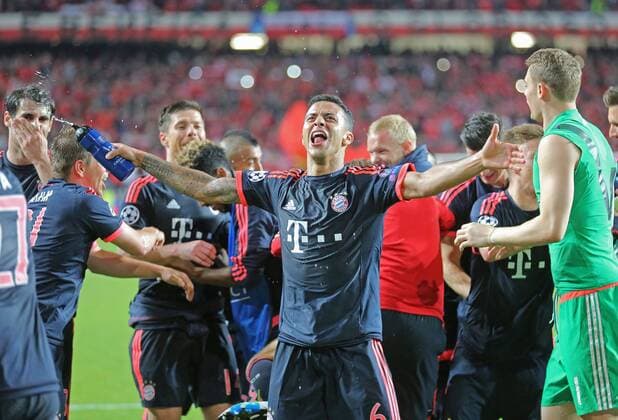 Schlussjubel Jubel Thiago ALCANTARA, FCB 6 BENFICA LISSABON - FC BAYERN MUENCHEN Quarterfinal, Football UEFA Champions League, Lissabon, 13.04.2016 CL Saison 2015 2016