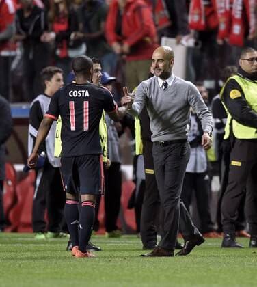 13.04.2016, Fussball Championsleague 2015 2016, Viertelfinale Rückspiel, FC Benfica Lissabon - Bayern München, Schlussjubel Trainer Pep Guardiola (re) mit Douglas Costa (FC Bayern München). 