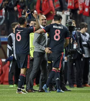 13.04.2016, Fussball Championsleague 2015 2016, Viertelfinale Rückspiel, FC Benfica Lissabon - Bayern München, Schlussjubel Trainer Pep Guardiola (mitte,FC Bayern München) mit Thiago (FC Bayern München) und Javi Martinez (FC Bayern München). 