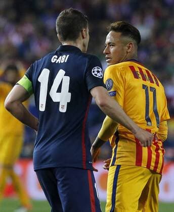 Atletico de Madrid midfielder Gabi Fernandez (L) and FC Barcelona Barca Brazilian forward Neymar Da Silva fight for the ball during a Champions League quarter final second leg match between Atletico de Madrid and FC Barcelona at Vicente Calderon stadium in Madrid, Spain, 13 April 2016. ATLETICO MADRID VS BARCELONA !ACHTUNG: NUR REDAKTIONELLE NUTZUNG!  MAD066 20160413-635961845623223609