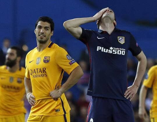 Atletico de Madrid Uruguayan defense Diego Godin (R) and his compatriot from FC Barcelona Barca Luis Suarez during a Champions League quarter final second leg match between Atletico de Madrid and FC Barcelona at Vicente Calderon stadium in Madrid, Spain, 13 April 2016. ATLETICO MADRID VS BARCELONA !ACHTUNG: NUR REDAKTIONELLE NUTZUNG!  MAD067 20160413-635961846302447609