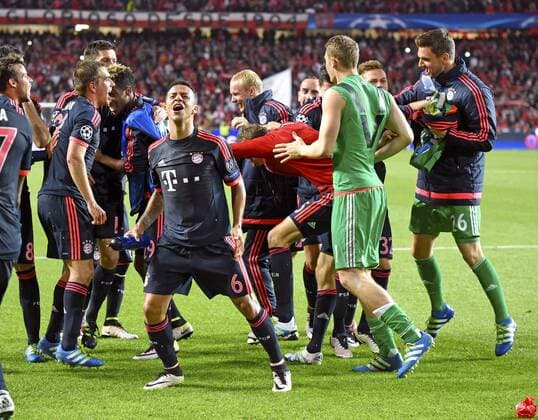 13.04.2016, Fussball Championsleague 2015 2016, Viertelfinale Rückspiel, FC Benfica Lissabon - Bayern München, Schlussjubel , Philipp Lahm (FC Bayern München), Thiago (FC Bayern München), Sebastian Rode (FC Bayern München), Torwart Manuel Neuer (FC Bayern München), Torwart Sven Ulreich (FC Bayern München). 