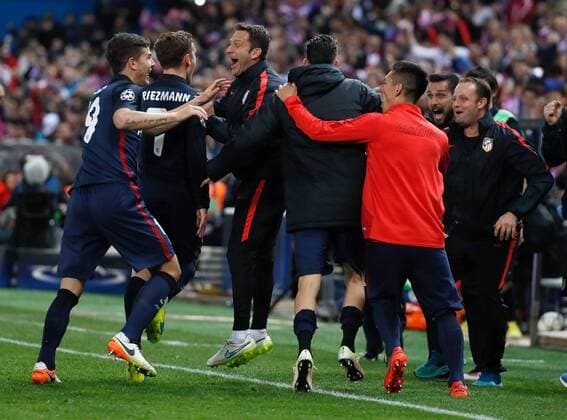 Atletico de Madrid players celebrate Griezmann s second goal during a Champions League quarter final second leg match between Atletico de Madrid and FC Barcelona Barca at Vicente Calderon stadium in Madrid, Spain, 13 April 2016. EFE Juanjo Martin ATLETICO MADRID VS BARCELONA !ACHTUNG: NUR REDAKTIONELLE NUTZUNG!  MAD072 20160413-635961848300963609