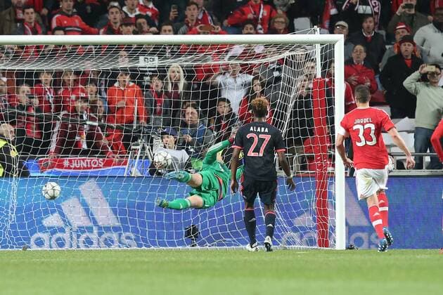 Lissabon Torwart Manuel Neuer (FC Bayern Muenchen) kann den Freistoss nicht halten, Benfica Lissabon vs. FC Bayern Muenchen, Fussball, Champions League Viertelfinale, 13.04.2016, Copyright: Langer Eibner-Pressefoto EP_HLR