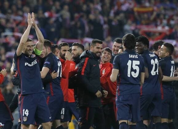 Atletico de Madrid players celebrate the 2-0 victory before FC Barcelona Barca after a Champions League quarter final second leg match between Atletico de Madrid and FC Barcelona at Vicente Calderon stadium in Madrid, Spain, 13 April 2016. EFE Ballesteros ATLETICO MADRID VS BARCELONA !ACHTUNG: NUR REDAKTIONELLE NUTZUNG!  MAD076 20160413-635961850360447479