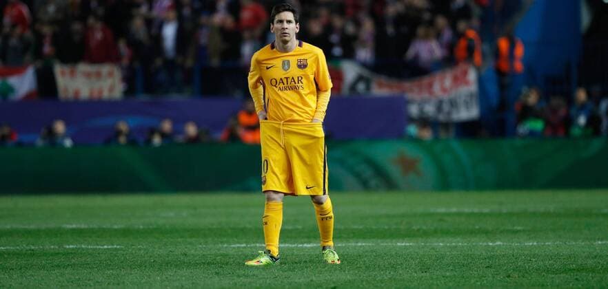 FC Barcelona Barca Argentinian forward Lionel Messi reacts after being defeated by Atletico de Madrid during a Champions League quarter final second leg match between Atletico de Madrid and FC Barcelona at Vicente Calderon stadium in Madrid, Spain, 13 April 2016. ATLETICO MADRID VS BARCELONA !ACHTUNG: NUR REDAKTIONELLE NUTZUNG!  MAD077 20160413-635961850422689484