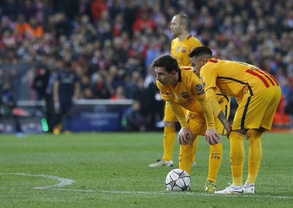FC Barcelona Barca forwards Argentinian Lionel Messi (L) and Brazilian Neymar da Silva prepare to thorw a fault during a Champions League quarter final second leg match between Atletico de Madrid and FC Barcelona at Vicente Calderon stadium in Madrid, Spain, 13 April 2016. ATLETICO MADRID VS BARCELONA !ACHTUNG: NUR REDAKTIONELLE NUTZUNG!  MAD078 20160413-635961853628096770