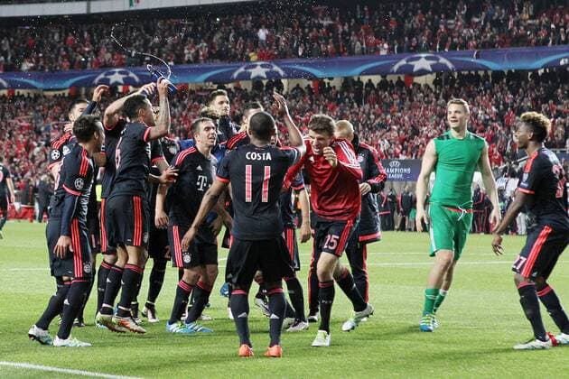 Lissabon Die FC Bayern Muenchen Spieler freuen sich jubeln und feiern den Einzug in die naechste Runde, Benfica Lissabon vs. FC Bayern Muenchen, Fussball, Champions League Viertelfinale, 13.04.2016, Copyright: Langer Eibner-Pressefoto EP_HLR