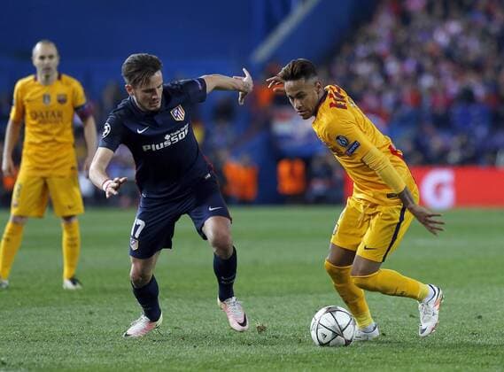 FC Barcelona Barca Brazilian forward Neymar Da Silva (R) and Atletico de Madrid midfielder Saul Niguez fight for the ball during a Champions League quarter final second leg match at Vicente Calderon stadium in Madrid, Spain, 13 April 2016. ATLETICO MADRID VS BARCELONA !ACHTUNG: NUR REDAKTIONELLE NUTZUNG!  MAD083 20160413-635961855759344992