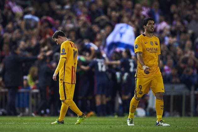 13.04.2016, xslx, Fussball UEFA Champions League, Atletico Madrid - FC Barcelona Barca emspor, v.l. Lionel Messi (FC Barcelona), Luis Suarez (FC Barcelona) schaut enttaeuscht nach den Tor zum 2-0 von Griezmann (Atletico de Madrid)