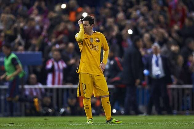 13.04.2016, xslx, Fussball UEFA Champions League, Atletico Madrid - FC Barcelona Barca emspor, v.l. Lionel Messi (FC Barcelona), schaut enttaeuscht nach den Tor zum 2-0 von Griezmann (Atletico de Madrid)