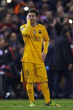 13.04.2016, xslx, Fussball UEFA Champions League, Atletico Madrid - FC Barcelona Barca emspor, v.l. Lionel Messi (FC Barcelona), schaut enttaeuscht nach den Tor zum 2-0 von Griezmann (Atletico de Madrid)