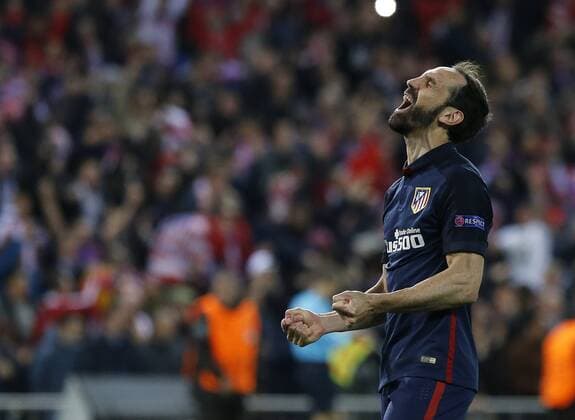 Atletico de Madrid defense Juanfran celebrates the 2-0 victory over FC Barcelona Barca during a Champions League quarter final second leg match at Vicente Calderon stadium in Madrid, Spain, 13 April 2016. ATLETICO MADRID VS BARCELONA !ACHTUNG: NUR REDAKTIONELLE NUTZUNG!  MAD089 20160413-635961857826656992