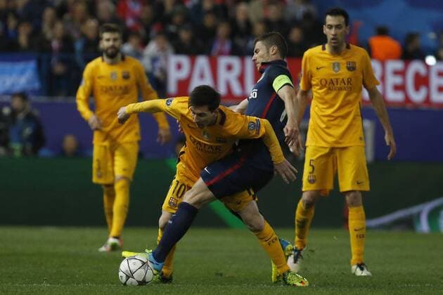 Atletico de Madrid midfielder Gabi (R) and FC Barcelona Barca Argentinian forward Leo Messi (L) fight for the ball during a Champions League quarter final second leg match at Vicente Calderon stadium in Madrid, Spain, 13 April 2016. EFE Kiko Huesca ATLETICO MADRID VS BARCELONA !ACHTUNG: NUR REDAKTIONELLE NUTZUNG!  MAD092 20160413-635961859176992992