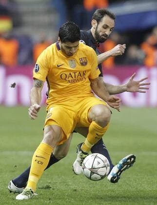 Atletico de Madrid s Juanfran Torres (r) and FC Barcelona Barca s Luis Suarez during Champions League 2015 2016 Quarter-Finals 2nd leg match. April 13,2016.  (20160413145)