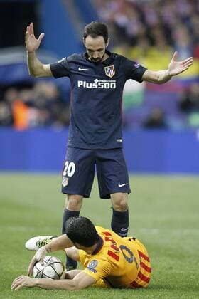 Atletico de Madrid s Juanfran Torres (t) and FC Barcelona Barca s Luis Suarez during Champions League 2015 2016 Quarter-Finals 2nd leg match. April 13,2016.  (20160413146)