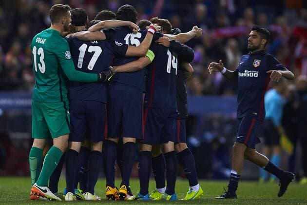 13.04.2016, xslx, Fussball UEFA Champions League, Atletico Madrid - FC Barcelona Barca emspor, v.l. Atletico de Madrid spielern feiern zusammen den Einzug ins Halbfinale, nach den Sieg gegen FC Barcelona 2-0