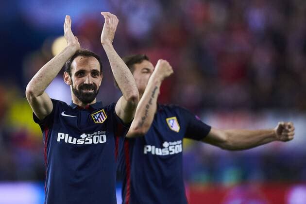 13.04.2016, xslx, Fussball UEFA Champions League, Atletico Madrid - FC Barcelona Barca emspor, v.l. Juanfran (Atletico de Madrid) feier den einzug ins Halbfinale