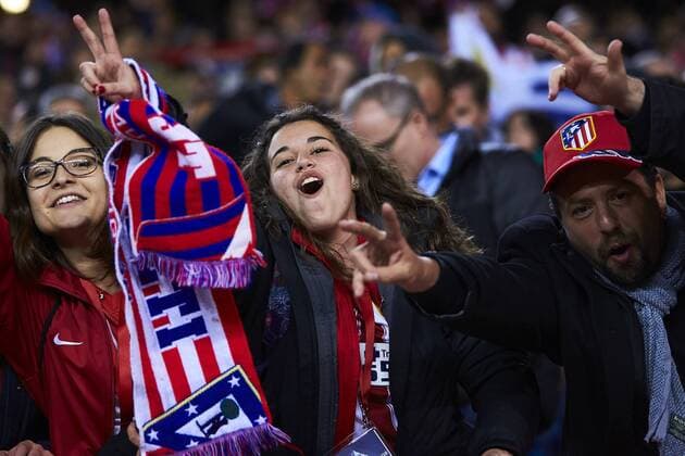 13.04.2016, xslx, Fussball UEFA Champions League, Atletico Madrid - FC Barcelona Barca emspor, v.l. Atletico de Madrid Fans feiern den Einzug ins Halbfinale nach den Sieg gegen FC Barcelona 2-0