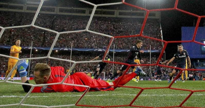 Atletico de Madrid French forward Antoine Griezmann scores the second goal for the team before FC Barcelona Barca during a Champions League quarter final second leg match at Vicente Calderon stadium in Madrid, Spain, 13 April 2016. EFE J. J. Guillen ATLETICO MADRID VS BARCELONA !ACHTUNG: NUR REDAKTIONELLE NUTZUNG!  MAD095 20160413-635961878258288992