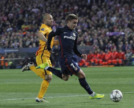 Atletico de Madrid French forward Antoine Griezmann (R) and FC Barcelona Barca Argentinian defense Mascherano fight for the ball during a Champions League quarter final second leg match before FC Barcelona at Vicente Calderon stadium in Madrid, Spain, 13 April 2016. ATLETICO MADRID VS BARCELONA !ACHTUNG: NUR REDAKTIONELLE NUTZUNG!  MAD101 20160413-635961882027248992