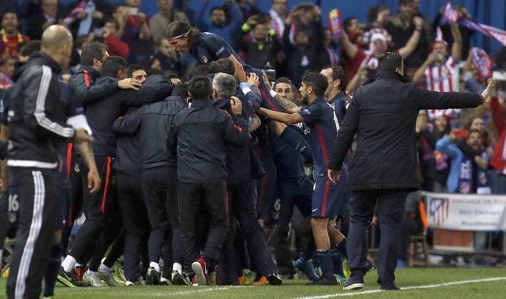 Atletico de Madrid players celebrate the second goal before FC Barcelona Barca during a Champions League quarter final second leg match at Vicente Calderon stadium in Madrid, Spain, 13 April 2016. ATLETICO MADRID VS BARCELONA !ACHTUNG: NUR REDAKTIONELLE NUTZUNG!  MAD103 20160413-635961882655148992