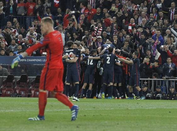 Atletico de Madrid players celebrate the 2-0 victory over FC Barcelona Barca and the qualification for the semifinal after a Champions League quarter final second leg match at Vicente Calderon stadium in Madrid, Spain, 13 April 2016. ATLETICO MADRID VS BARCELONA !ACHTUNG: NUR REDAKTIONELLE NUTZUNG!  MAD105 20160413-635961883351532992