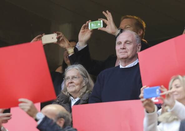 Bilder des Tages - SPORT Uli HOENESS (FCB) mit Ehefrau Susi BENFICA LISSABON - FC BAYERN MUENCHEN 2-2 Quarterfinal, Football UEFA Champions League, Lissabon, 13.04.2016 Rueckspiel CL Saison 2015 2016