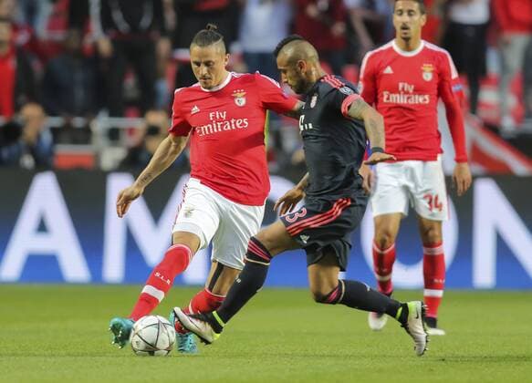 Arturo VIDAL, FCB 23 Zweikampf , Aktion um den Ball gegen Ljubomir FEJSA, Liss 5 BENFICA LISSABON - FC BAYERN MUENCHEN 2-2 Quarterfinal, Football UEFA Champions League, Lissabon, 13.04.2016 Rueckspiel CL Saison 2015 2016