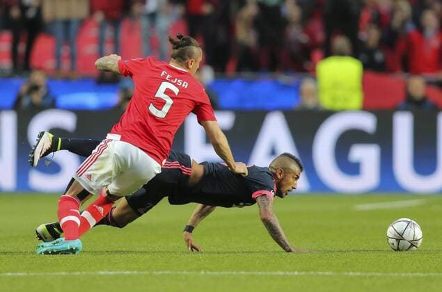 Arturo VIDAL, FCB 23 Zweikampf , Aktion um den Ball gegen Ljubomir FEJSA, Liss 5 BENFICA LISSABON - FC BAYERN MUENCHEN 2-2 Quarterfinal, Football UEFA Champions League, Lissabon, 13.04.2016 Rueckspiel CL Saison 2015 2016