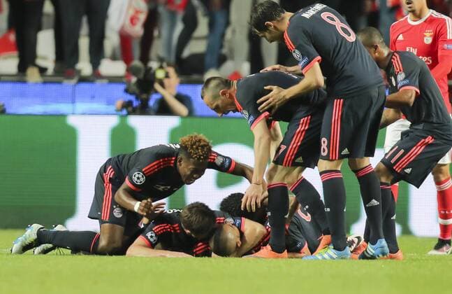 Arturo VIDAL, FCB 23 Torjubel, Jubel nach dem Tor zum 1-2 mit David ALABA, FCB 27 Franck RIBERY, FCB 7 Javi MARTINEZ, FCB 8 BENFICA LISSABON - FC BAYERN MUENCHEN 2-2 Quarterfinal, Football UEFA Champions League, Lissabon, 13.04.2016 Rueckspiel CL Saison 2015 2016