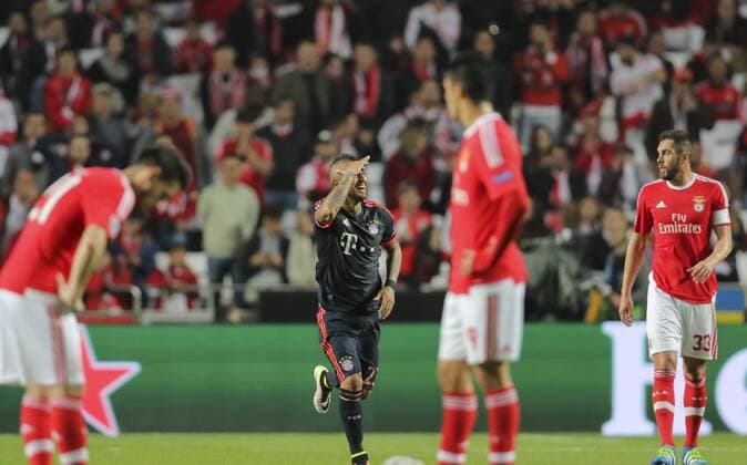 Arturo VIDAL, FCB 23 Torjubel, Jubel nach dem Tor zum 1-2 Jubel, Freude, Emotionen, Feiern, Lachen, jubelt, freuen, reisst die Arme hoch, ballt die Faust BENFICA LISSABON - FC BAYERN MUENCHEN 2-2 Quarterfinal, Football UEFA Champions League, Lissabon, 13.04.2016 Rueckspiel CL Saison 2015 2016