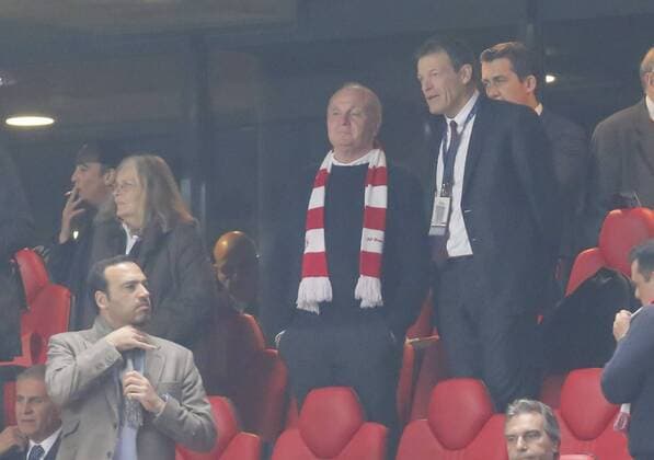 Uli HOENESS (FCB) mit Ehefrau Susi Andreas JUNG, Marketing Chef und Mitglied im Vorstand des FCB auf der Ehrentribuene, Ehrengaeste, Prominenz, Promi, VIP, BENFICA LISSABON - FC BAYERN MUENCHEN 2-2 Quarterfinal, Football UEFA Champions League, Lissabon, 13.04.2016 Rueckspiel CL Saison 2015 2016