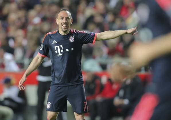 Franck RIBERY, FCB 7 gestikuliert und gibt Anweisungen, Aktion, Einzelbild, Gestik, Geste, Handbewegung, zeigen, deuten lacht, lächelt, lachend, smile, froh, happy , BENFICA LISSABON - FC BAYERN MUENCHEN 2-2 Quarterfinal, Football UEFA Champions League, Lissabon, 13.04.2016 Rueckspiel CL Saison 2015 2016