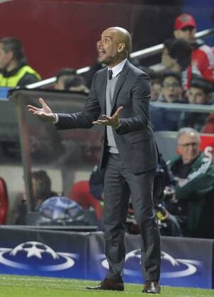Trainer Cheftrainer Pep GUARDIOLA (FCB) gestikuliert und gibt Anweisungen, Aktion, Einzelbild, Gestik, Geste, Handbewegung, zeigen, deuten Ganzfigur, Aktion, Portrait, Einzelbild BENFICA LISSABON - FC BAYERN MUENCHEN 2-2 Quarterfinal, Football UEFA Champions League, Lissabon, 13.04.2016 Rueckspiel CL Saison 2015 2016