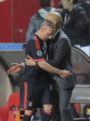 Franck RIBERY, FCB 7 Trainer Cheftrainer Pep GUARDIOLA (FCB) Einwechslung, Auswechslung, Wechsel, Spielerwechsel BENFICA LISSABON - FC BAYERN MUENCHEN 2-2 Quarterfinal, Football UEFA Champions League, Lissabon, 13.04.2016 Rueckspiel CL Saison 2015 2016