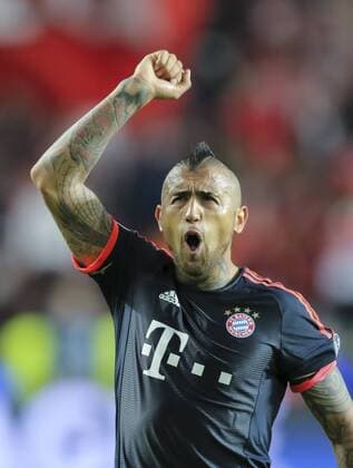 Themen der Woche SPORT Bilder des Tages - SPORT Arturo VIDAL, FCB 23 Jubel, Freude, Emotionen, Feiern, Lachen, jubelt, freuen, reisst die Arme hoch, ballt die Faust BENFICA LISSABON - FC BAYERN MUENCHEN 2-2 Quarterfinal, Football UEFA Champions League, Lissabon, 13.04.2016 Rueckspiel CL Saison 2015 2016