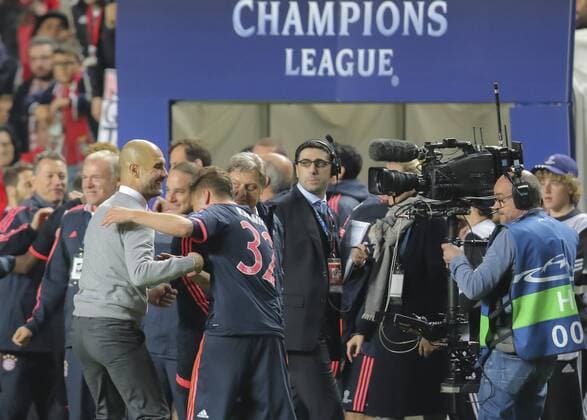 Schlussjubel Trainer Cheftrainer Pep GUARDIOLA (FCB) Joshua KIMMICH, FCB 32 BENFICA LISSABON - FC BAYERN MUENCHEN 2-2 Quarterfinal, Football UEFA Champions League, Lissabon, 13.04.2016 Rueckspiel CL Saison 2015 2016